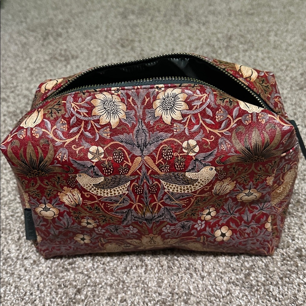 STRAWBERRY THIEF Toiletry Bag